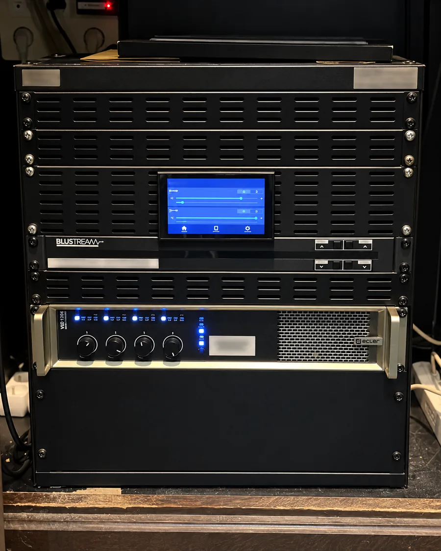 Baie accueillant des équipements audiovisuels et leurs connexions.