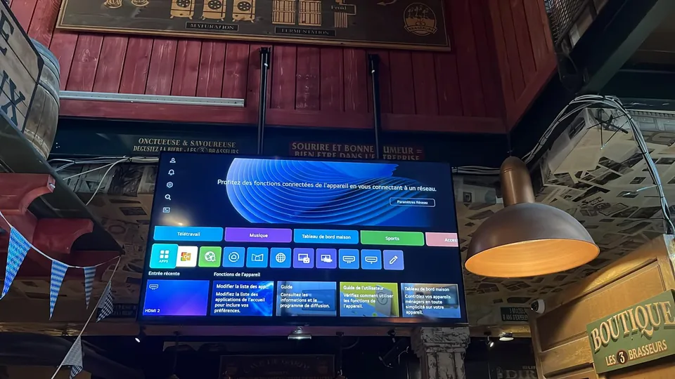 Écran connecté installé dans un environnement professionnel.